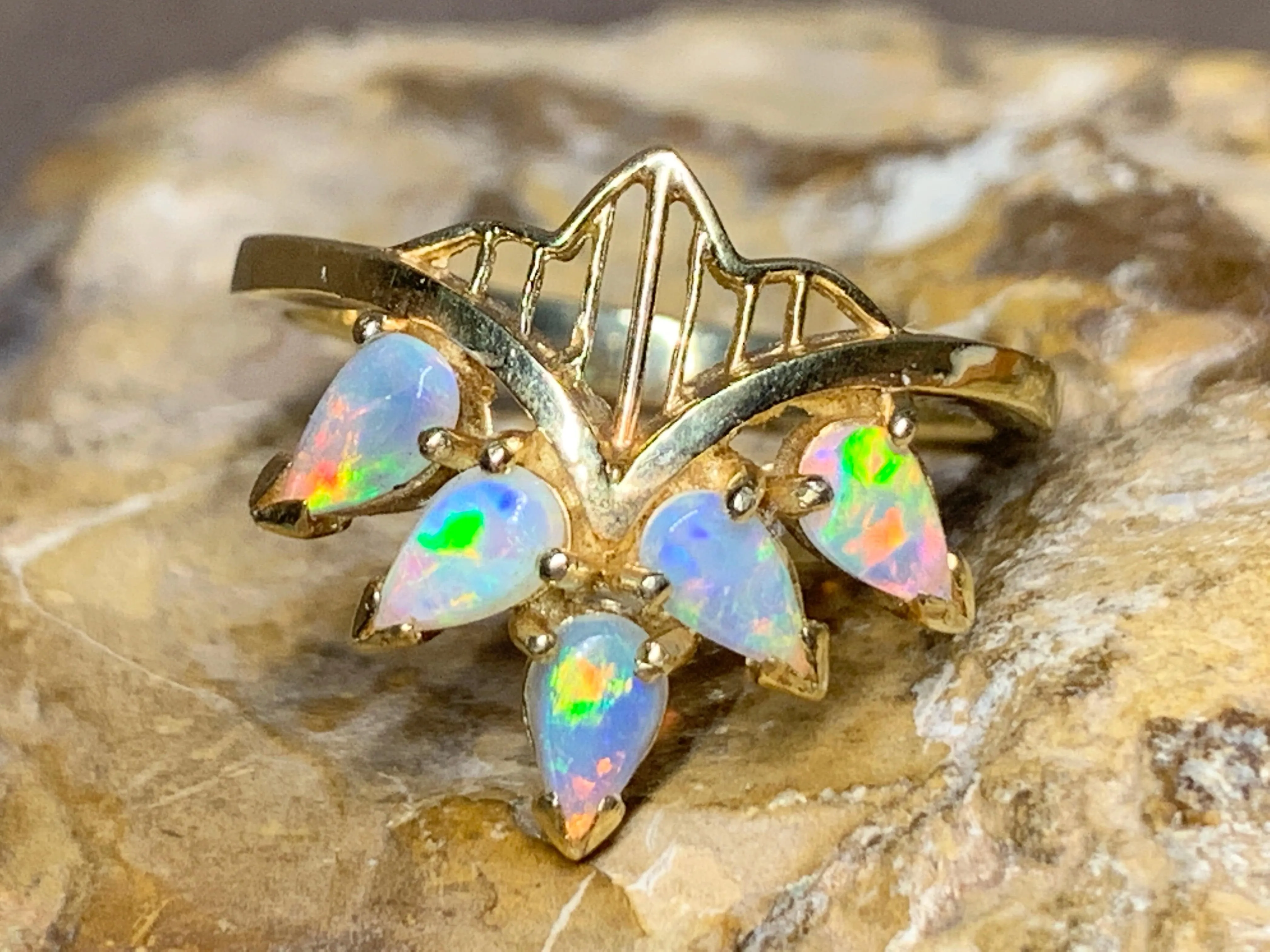 18kt Yellow Gold Marquise style Opal ring