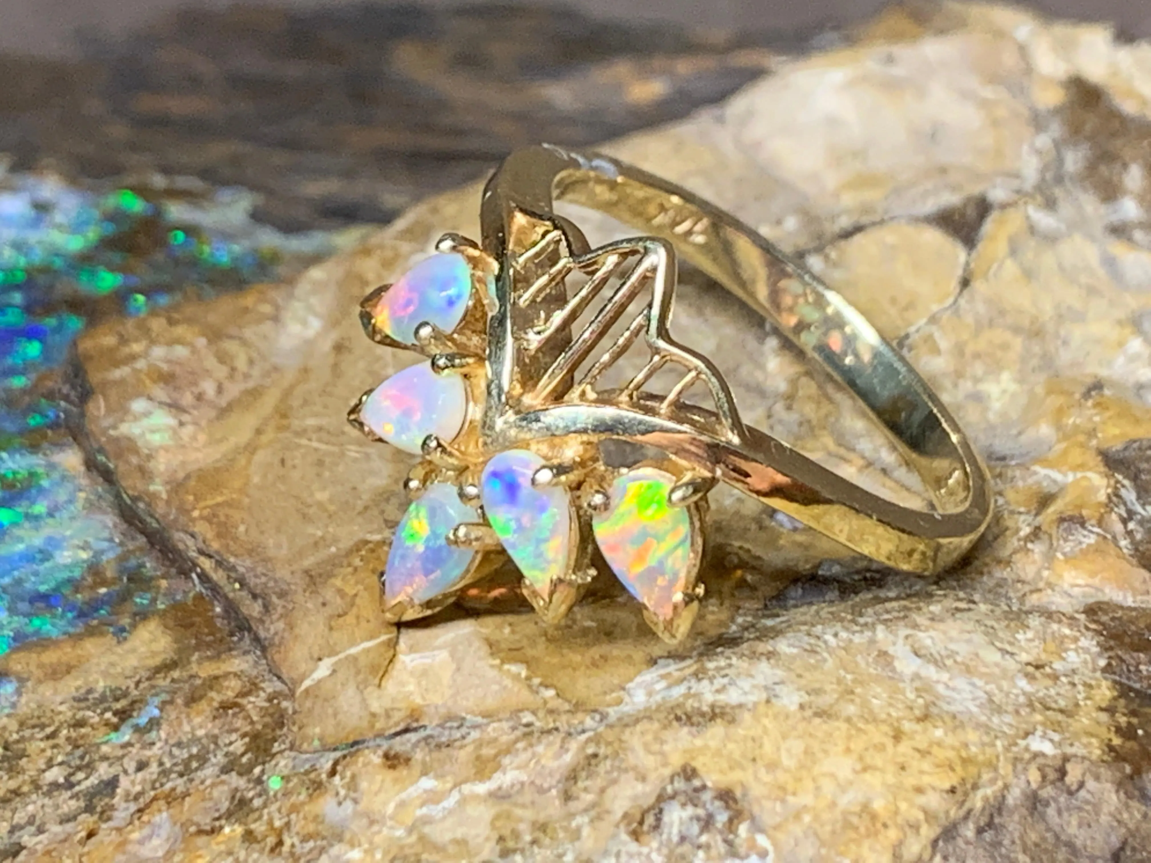 18kt Yellow Gold Marquise style Opal ring