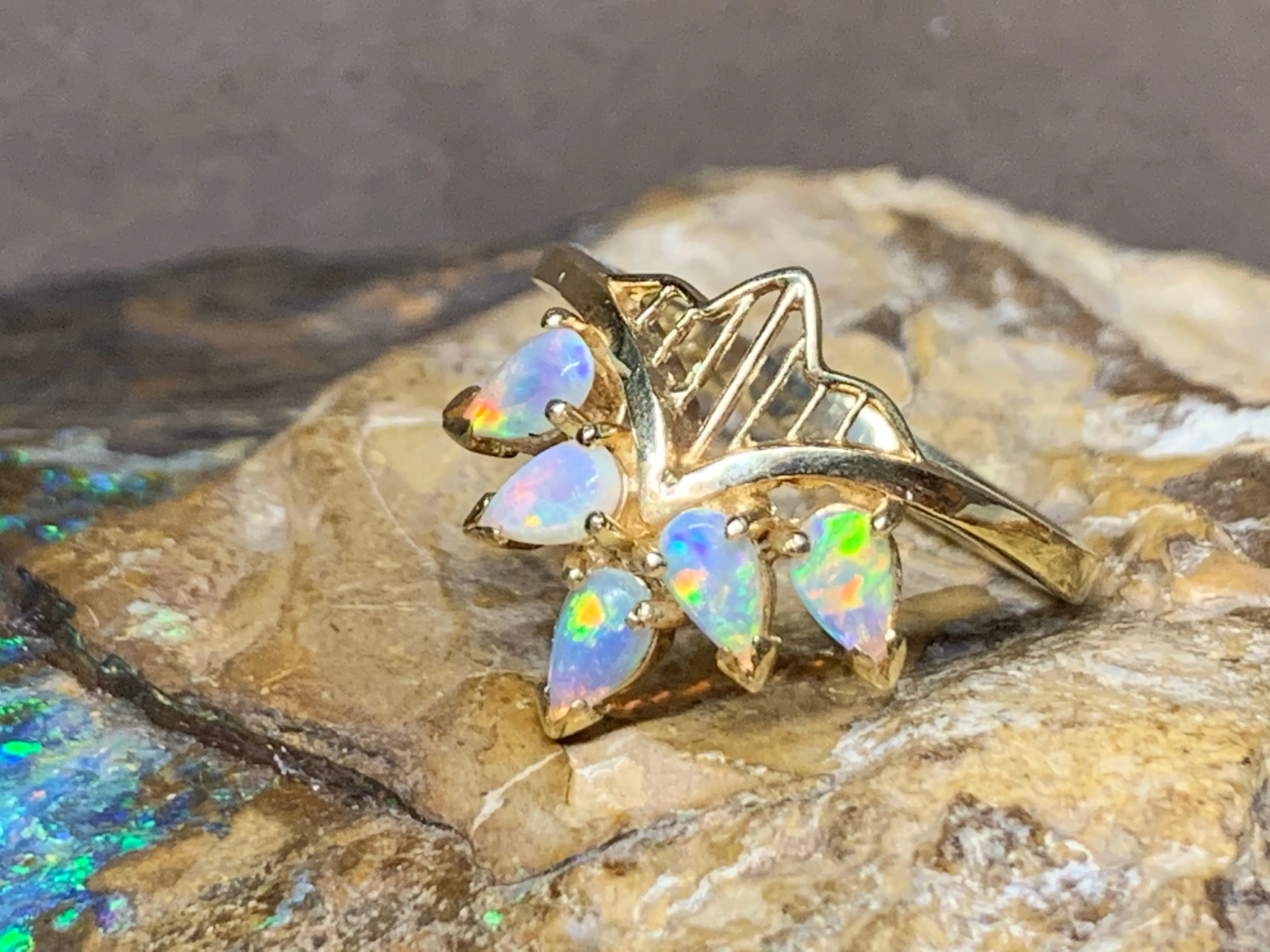 18kt Yellow Gold Marquise style Opal ring