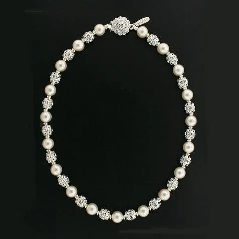 Pearl Necklace with Detailed Metal Accents
