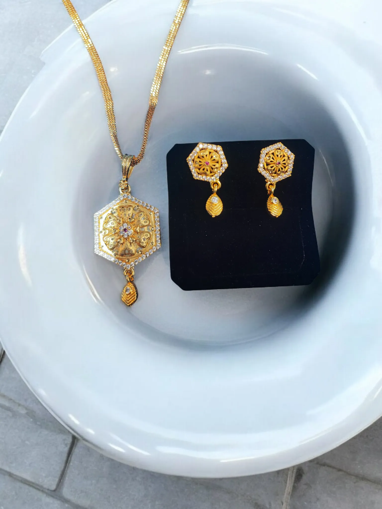 Pearlfect Matte Finish Gold Pendant Set