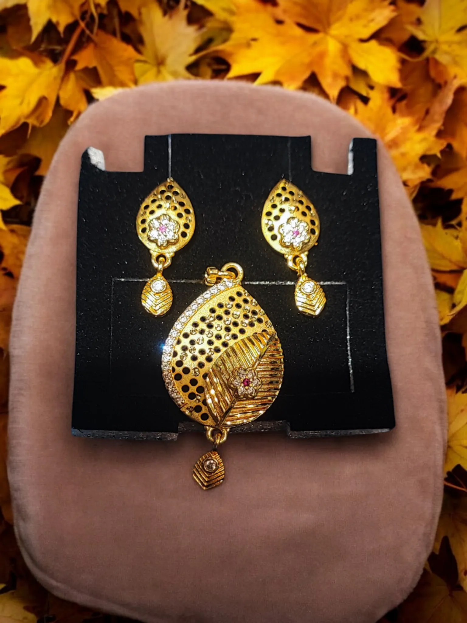 Pearlfect Matte Finish Gold Pendant Set