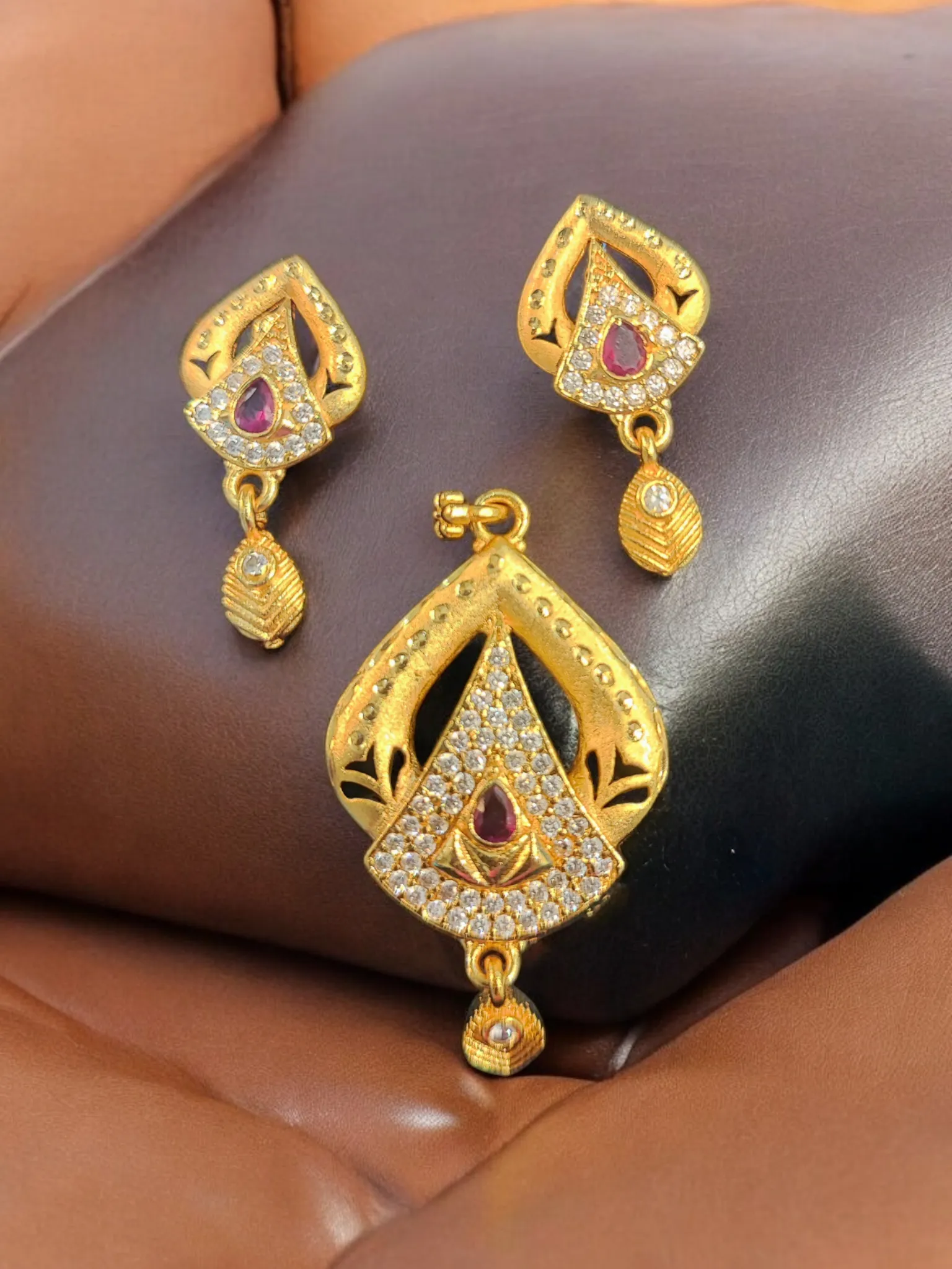 Pearlfect Matte Finish Gold Pendant Set