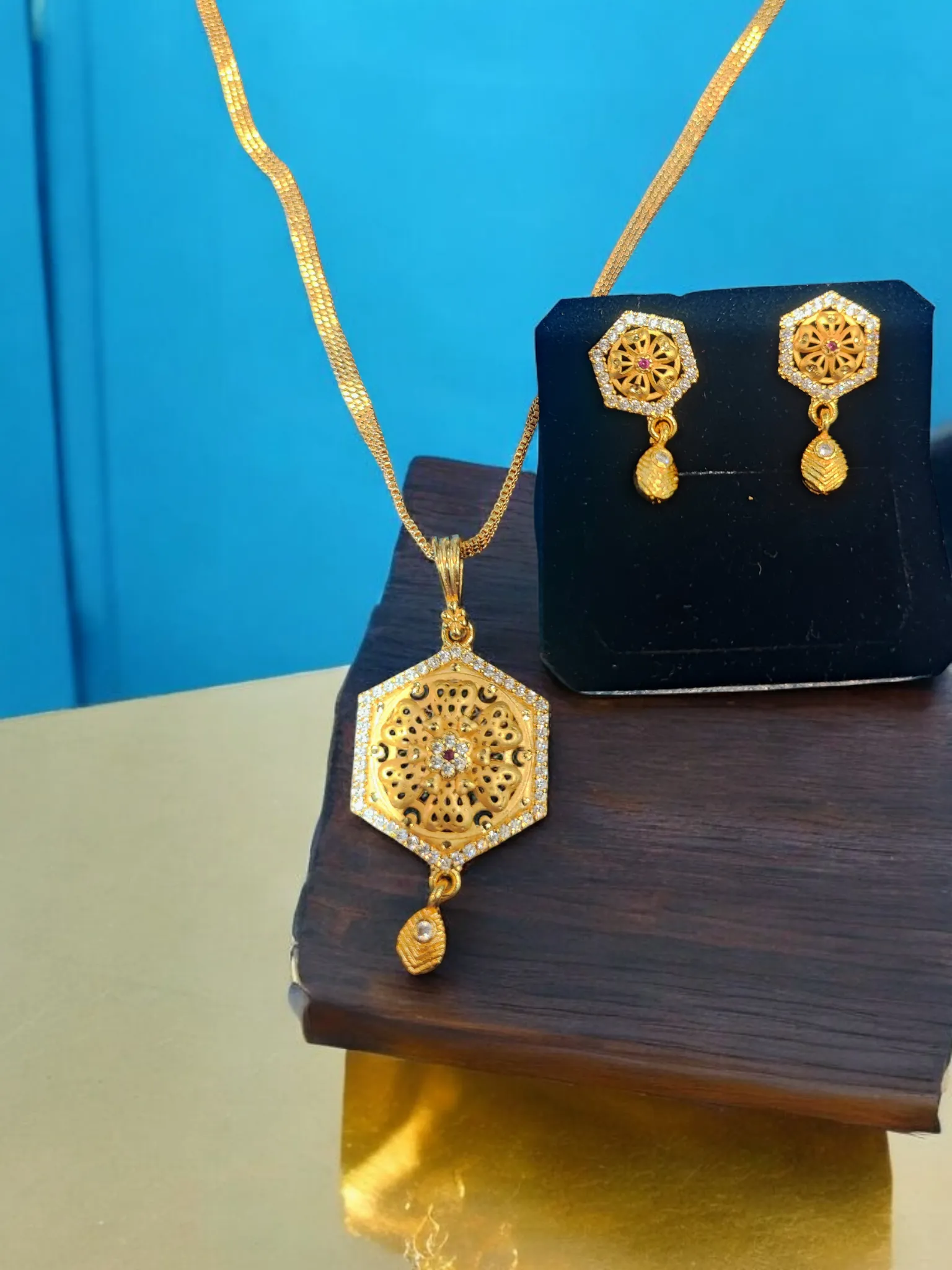 Pearlfect Matte Finish Gold Pendant Set