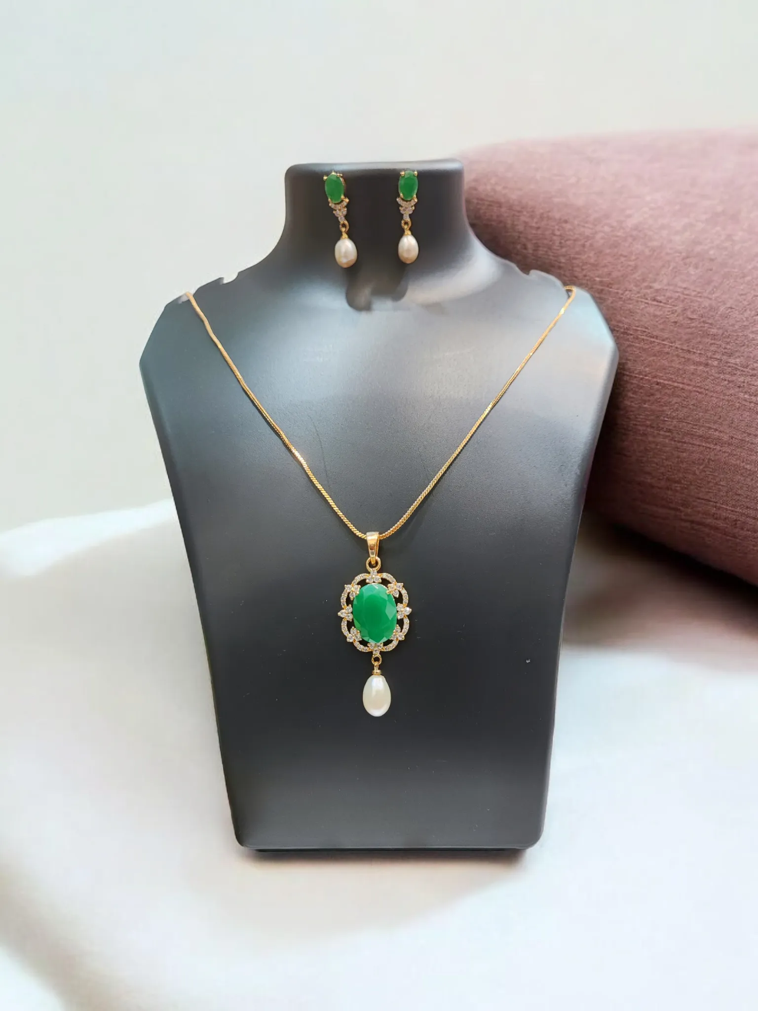 Pearlfect Pretty Mirror Pendant Set with Real Pearl