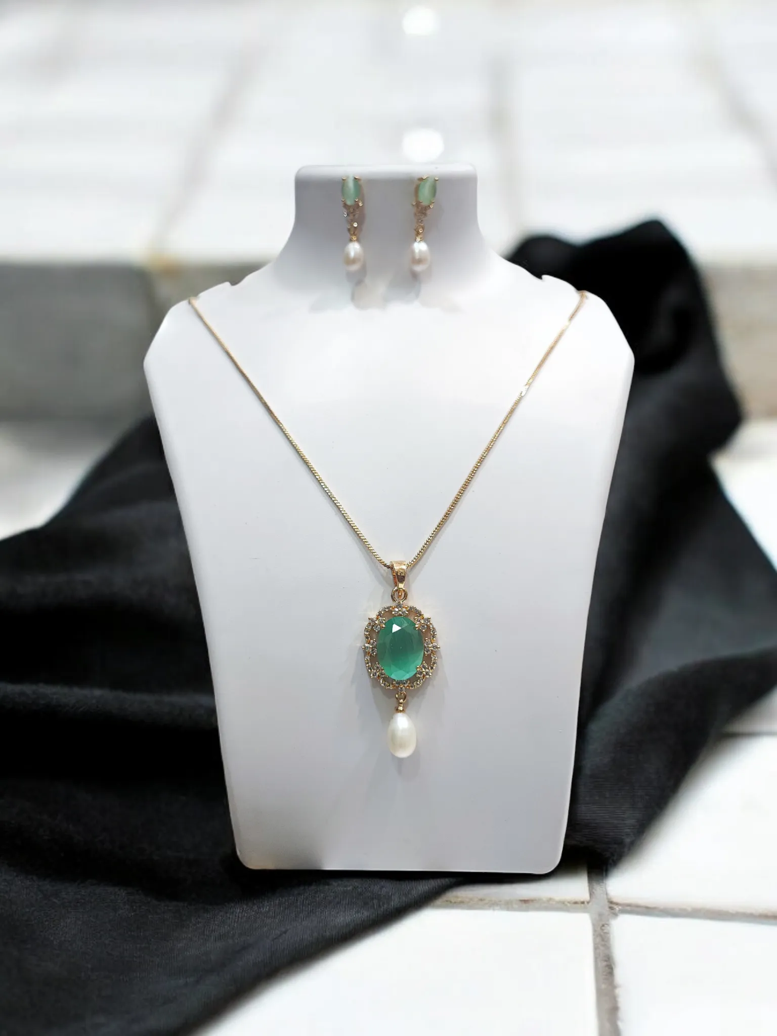 Pearlfect Pretty Mirror Pendant Set with Real Pearl