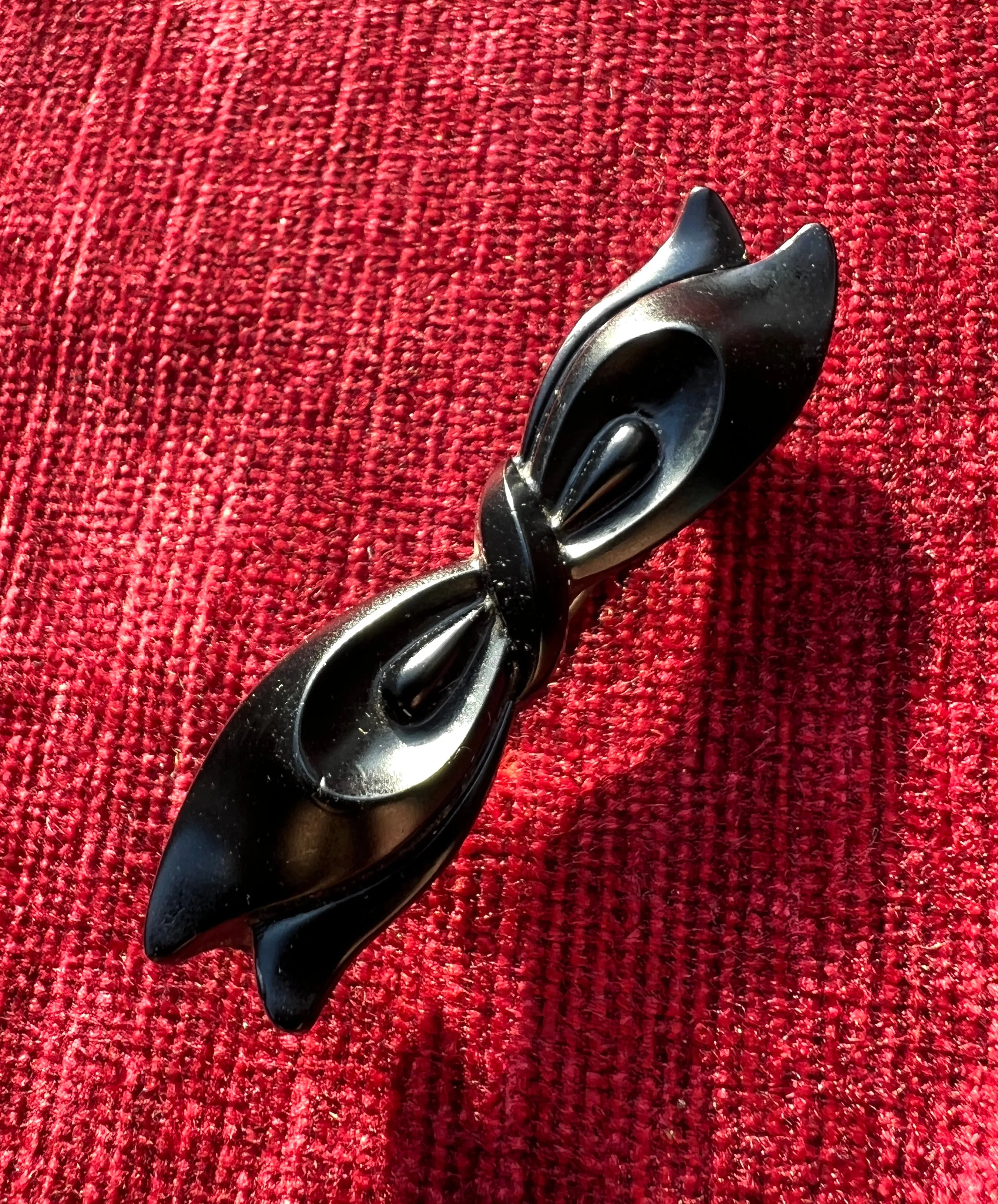 Sweet Little 1930s Black Pressed Glass Bow Brooch