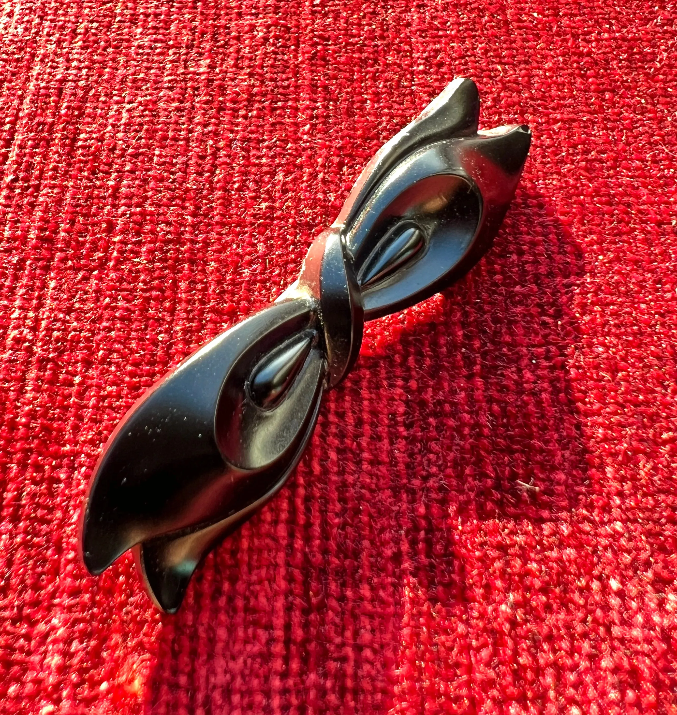 Sweet Little 1930s Black Pressed Glass Bow Brooch